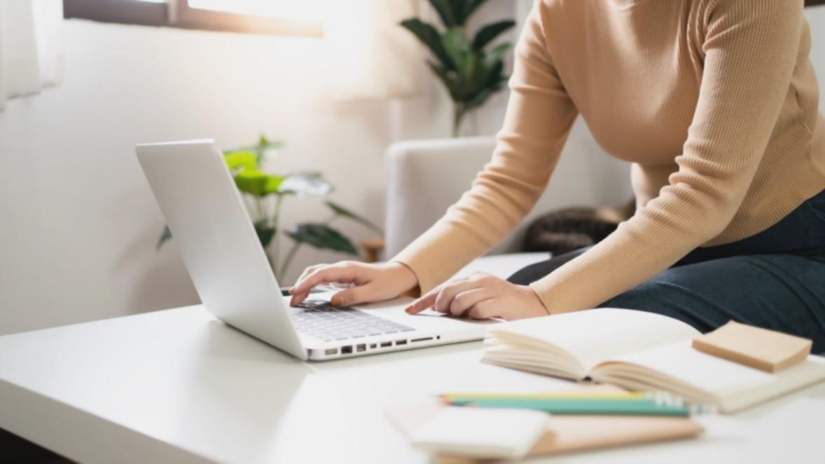 Equipo revisando datos logísticos