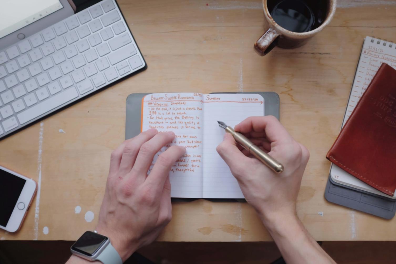 Estudiantes internacionales colaborando en proyecto CRM en aula moderna