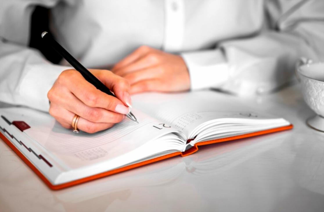 Estudiante trabajando con recursos digitales de CRM